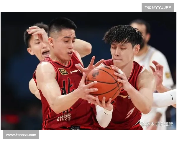 北京遭遇打击 所罗门膝盖受伤无法行走 陈盈骏误伤致其被搀扶离场 北京遭遇打击 所罗门膝盖受伤无法行走 陈盈骏误伤致其被搀扶离场